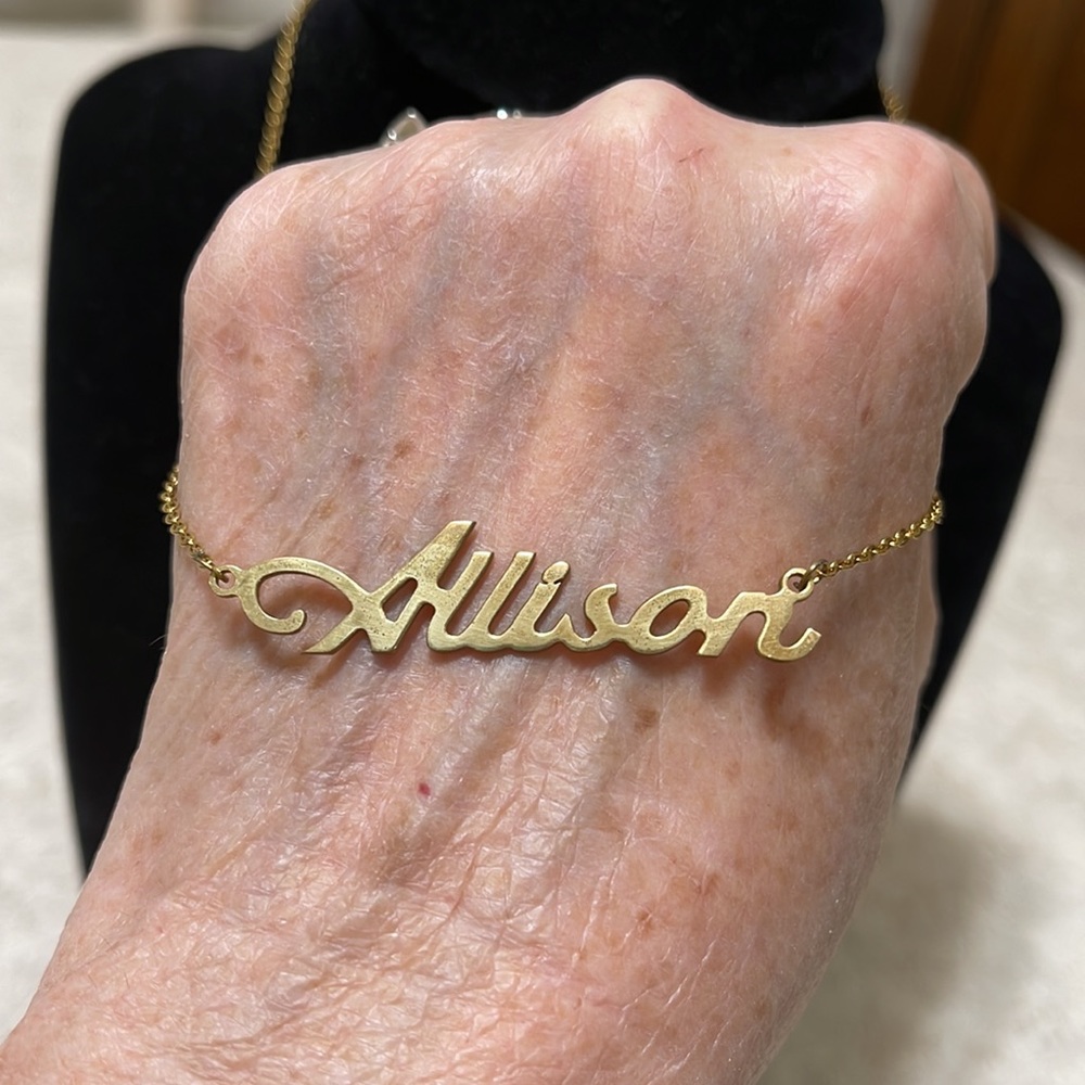 GOLD TONE “ALLISON” SCRIPT NAME PLATE NECKLACE - Picture 3 of 4